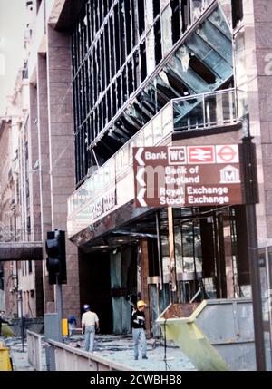 Das Foto wurde nach dem Bombenangriff auf Bishopsgate im Jahr 1993 aufgenommen, als die provisorische irische Republikanische Armee eine mächtige LKW-Bombe auf Bishopsgate, einer wichtigen Durchgangsstraße im Londoner Finanzviertel, der City of London, zündete Stockfoto