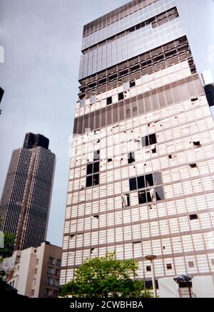 Das Foto wurde nach dem Bombenangriff auf Bishopsgate im Jahr 1993 aufgenommen, als die provisorische irische Republikanische Armee eine mächtige LKW-Bombe auf Bishopsgate, einer wichtigen Durchgangsstraße im Londoner Finanzviertel, der City of London, zündete Stockfoto