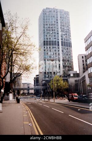 Das Foto wurde nach dem Bombenangriff auf Bishopsgate im Jahr 1993 aufgenommen, als die provisorische irische Republikanische Armee eine mächtige LKW-Bombe auf Bishopsgate, einer wichtigen Durchgangsstraße im Londoner Finanzviertel, der City of London, zündete Stockfoto