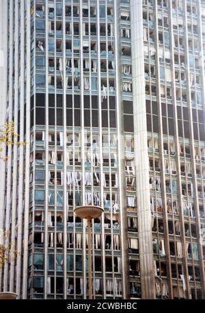 Das Foto wurde nach dem Bombenangriff auf Bishopsgate im Jahr 1993 aufgenommen, als die provisorische irische Republikanische Armee eine mächtige LKW-Bombe auf Bishopsgate, einer wichtigen Durchgangsstraße im Londoner Finanzviertel, der City of London, zündete Stockfoto