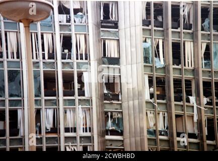 Das Foto wurde nach dem Bombenangriff auf Bishopsgate im Jahr 1993 aufgenommen, als die provisorische irische Republikanische Armee eine mächtige LKW-Bombe auf Bishopsgate, einer wichtigen Durchgangsstraße im Londoner Finanzviertel, der City of London, zündete Stockfoto