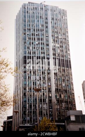 Das Foto wurde nach dem Bombenangriff auf Bishopsgate im Jahr 1993 aufgenommen, als die provisorische irische Republikanische Armee eine mächtige LKW-Bombe auf Bishopsgate, einer wichtigen Durchgangsstraße im Londoner Finanzviertel, der City of London, zündete Stockfoto