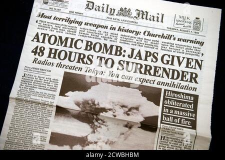Titelseite der Tageszeitung Daily Mail vom 7. August 1945. Auf dem Cover ist ein Foto, das nach dem Bombenangriff auf Hiroshima aufgenommen wurde Stockfoto