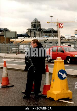 Foto, das während der Zeit nach dem Bombenanschlag auf die Londoner Docklands aufgenommen wurde. Die Bombardierung der Londoner Docklands (auch bekannt als die Bombardierung des South Quay oder fälschlicherweise als die Bombardierung der Canary Wharf bezeichnet) ereignete sich am 9. Februar 1996, als die Provisorische Irische Republikanische Armee (IRA) eine mächtige LKW-Bombe in South Quay (außerhalb von Canary Wharf) zündete. Stockfoto