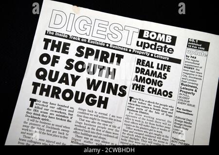 Foto, das während der Zeit nach dem Bombenanschlag auf die Londoner Docklands aufgenommen wurde. Die Bombardierung der Londoner Docklands (auch bekannt als die Bombardierung des South Quay oder fälschlicherweise als die Bombardierung der Canary Wharf bezeichnet) ereignete sich am 9. Februar 1996, als die Provisorische Irische Republikanische Armee (IRA) eine mächtige LKW-Bombe in South Quay (außerhalb von Canary Wharf) zündete. Stockfoto