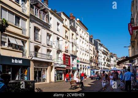 Die Hauptstraße In Der Stadt Dieppe, Normandie, Frankreich. Stockfoto