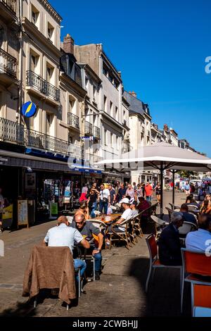 Einheimische sitzen in EINEM Straßencafé in der Stadt Dieppe, Normandie, Frankreich. Stockfoto