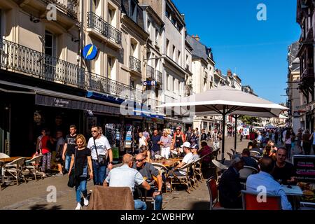 Einheimische sitzen in EINEM Straßencafé in der Stadt Dieppe, Normandie, Frankreich. Stockfoto