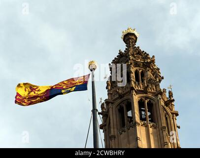 Foto des Royal Standard, der das Oberhaus anlässlich der Eröffnung des britischen Parlaments überfliegt, Dezember 2019. Stockfoto