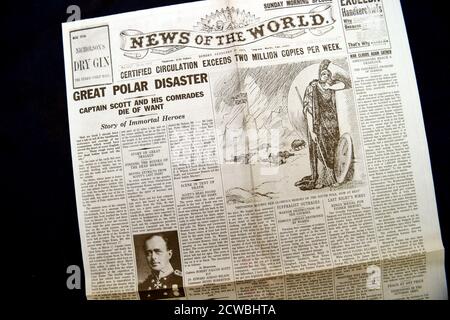 News of the World Zeitung berichtet über den Tod von Kapitän Scott. Robert Falcon Scott (1868-1912) ein Offizier und Forscher der Royal Navy, der zwei Expeditionen in die antarktischen Regionen leitete: Die Discovery-Expedition von 1901-1904 und die unglückliche Terra Nova-Expedition von 1910-1913 Stockfoto