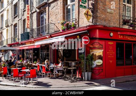 Einheimische sitzen vor EINEM Café in der Stadt Dieppe, Normandie, Frankreich. Stockfoto