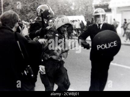 Fotos, die während der Umfragesteuerunruhen aufgenommen wurden. Die Poll Tax Riots waren eine Reihe von Unruhen in britischen Städten während der Proteste gegen die von Premierminister Margaret Thatcher eingeführte Gemeinschaftsgebühr (Umfragesteuer). Stockfoto