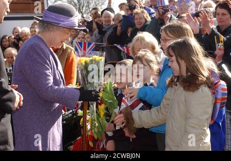 Foto von Königin Elisabeth II. Bei einem Besuch in Havering. Elizabeth Alexandra Mary (1926-) Königin des Vereinigten Königreichs und des anderen Commonwealth-Reiches. Stockfoto