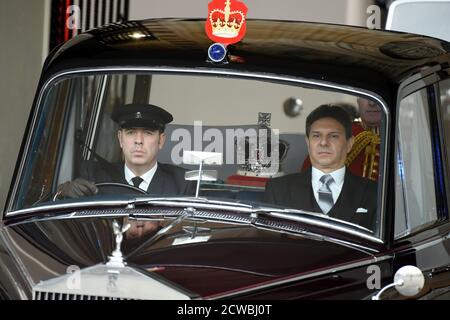 Foto der königlichen Insignien, die zur Staatseröffnung des Parlaments des Vereinigten Königreichs transportiert werden, 19. Dezember 2019 Stockfoto