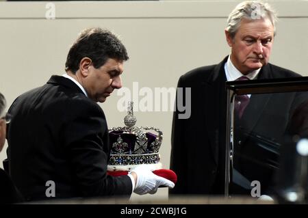 Foto der königlichen Insignien, die zur Staatseröffnung des Parlaments des Vereinigten Königreichs transportiert werden, 19. Dezember 2019 Stockfoto