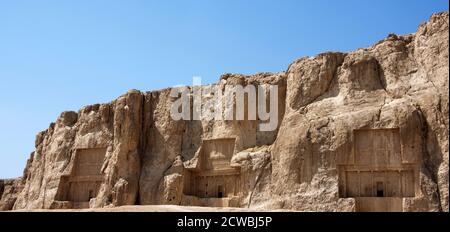 Foto von Naqsh-e Rostam, einer antiken Nekropole nordwestlich von Persepolis, in der Provinz Fars, Iran Stockfoto