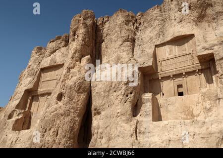 Foto von Naqsh-e Rostam, einer antiken Nekropole nordwestlich von Persepolis, in der Provinz Fars, Iran Stockfoto