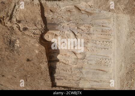 Foto von Naqsh-e Rostam Relief zeigt die Investitur des sasanischen Königs Narseh. Naqsh-e Rostam, eine alte Nekropole nordwestlich von Persepolis, in Fars Provinz, Iran Stockfoto