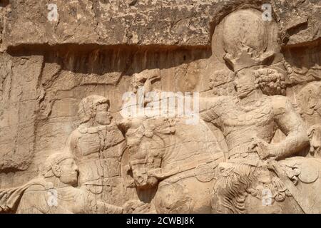 Foto des Triumphreliefs von Shapur I, dem berühmtesten sasanischen Felsrelief bei Naqsh-e Rostam. Stockfoto