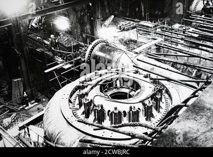 Foto von der Erzeugung von Wasserkraft: Turbinengehäuse in der Erzeugungshalle des Kraftwerks in Mount Cruachan während des Baus des Pumpenspeichers. Stockfoto