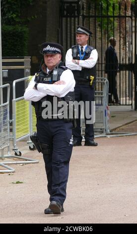 Foto der bewaffneten Polizei Sicherheit am Buckingham Palace während Besuch von Präsident Donald Trump Stockfoto