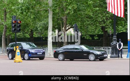 Foto der bewaffneten Polizeiwache im St. James' Palace während des Besuchs von Präsident Donald Trump, Juni 2019 Stockfoto