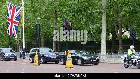 Foto der bewaffneten Polizeiwache im St. James' Palace während des Besuchs von Präsident Donald Trump, Juni 2019 Stockfoto