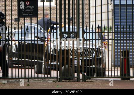 Foto der bewaffneten Polizei Sicherheit am Buckingham Palace während Besuch von Präsident Donald Trump Stockfoto