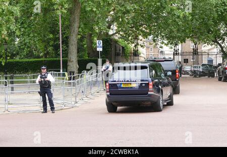 Foto der bewaffneten Polizeiwache im St. James' Palace während des Besuchs von Präsident Donald Trump, Juni 2019 Stockfoto