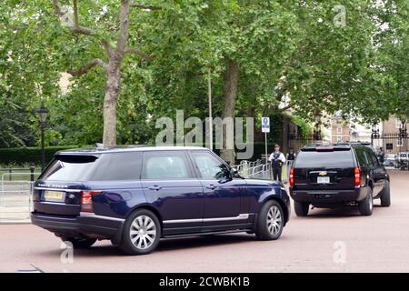 Foto der bewaffneten Polizeiwache im St. James' Palace während des Besuchs von Präsident Donald Trump, Juni 2019 Stockfoto