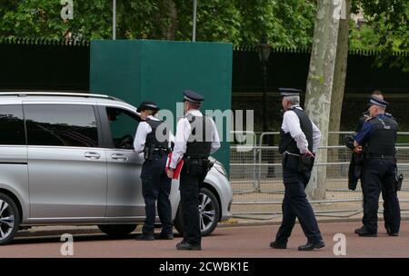 Foto der bewaffneten Polizeiwache im St. James' Palace während des Besuchs von Präsident Donald Trump, Juni 2019 Stockfoto