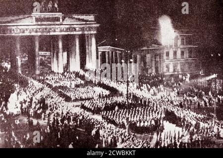 Schwarz-Weiß-Foto der Nationalsozialisten (Nazis) beim Marsch unter dem Brandenburger Tor in Berlin, 20. Januar 1933. Stockfoto