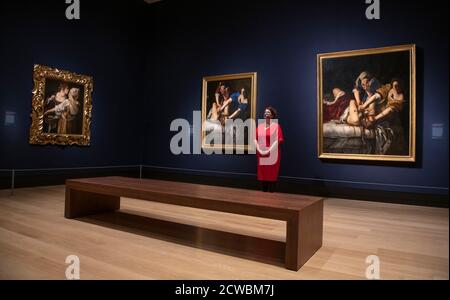 National Gallery, London, Großbritannien. 30. September 2020. Die erste Ausstellung in Großbritannien, die große Artemisia-Ausstellung des Werkes von Artemisia Gentileschi (1593-1654 oder später), wird am 3. Oktober eröffnet und wegen der Sperre von Covid-19 von Anfang April verschoben. Die Ausstellung ist inspiriert von der kürzlichen Übernahme von Gentileschis Selbstporträt als Heilige Katharina von Alexandria durch die Galerie. Bild: (Links)Artemisia Gentileschi, Judith und ihre Magd (c. 1615-17). Gallerie degli Uffizien - Firenze; (Mitte) Artemisia Gentileschi, Judith entheading Holofernes (c.. 1615-17). Museo e Real Bosco di Capodimonte, Neapel; (rechts) Artemisia Gent Stockfoto