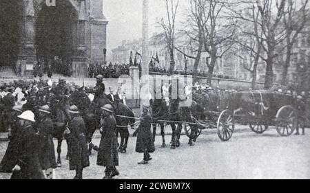 Schwarz-Weiß-Foto der Beerdigung von König Albert I. von Belgien (1875-1934; König von 1909); der Sarg kommt in der Kirche von Laeken an. Stockfoto