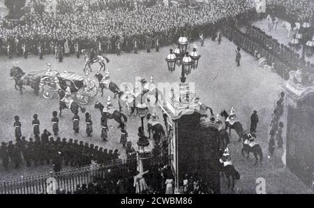 Schwarz-Weiß-Foto der Prozession vom Buckingham Palace zur Westminster Abbey zur Hochzeit von Prinz George, Herzog von Kent (1902-1942) und Prinzessin Marina von Griechenland (1906-1968); die Hochzeit fand am 29. November 1934 statt. Stockfoto