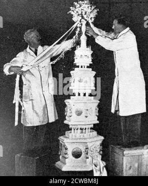 Schwarz-Weiß-Foto der Hochzeitstorte zur Hochzeit von Prinz Georg, Herzog von Kent (1902-1942) und Prinzessin Marina von Griechenland (1906-1968); die Ehe fand am 29. November 1934 statt. Stockfoto