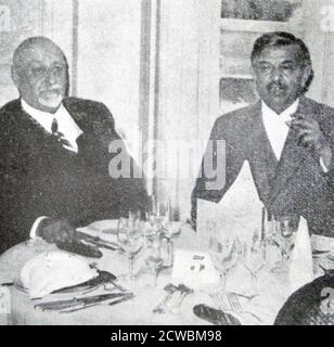 Schwarz-Weiß-Foto von Pierre Laval (1883-1945), zweimal Premierminister von Frankreich, und Fernand Bouisson (1874-1959), französischer Politiker, beim Frühstück im Triannon-Palast. Stockfoto