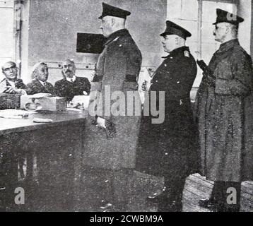 Schwarz-Weiß-Foto der Überreste von König Alexander I. von Jugoslawien (1888-1934; König von 1929), auf dem Schiff Dubrovnik platziert. Stockfoto