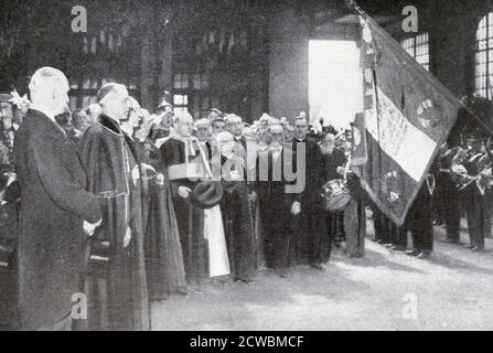 Schwarz-Weiß-Fotografie von Kardinal Eugenio Pacelli (1876-1958), später Papst Pius XII, in Liseaux, als päpstlicher Legat. Ebenfalls auf dem Foto ist Außenminister Yvon Delbos (1885-1956). Stockfoto