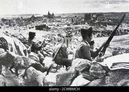 Schwarz-Weiß-Fotografie der Belagerung des Alcazar in Toledo während des Spanischen Bürgerkrieges (1936-1939). Die Nationalisten enthoben den Alcazar am 27. September 1936; nationalistische Soldaten am Rande der Stadt. Stockfoto