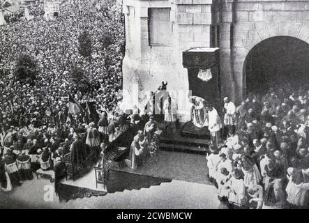 Schwarz-Weiß-Foto von Kardinal Eugenio Pacelli (1876-1958), später Papst Pius XII, in Liseaux, feiert einen Gottesdienst vor der Basilika in Anwesenheit einer großen Menschenmenge. Stockfoto