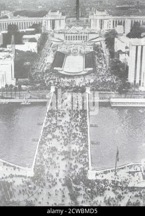 Schwarz-Weiß-Fotografie des Palais de Chaillot vom Eiffelturm aus während der Weltausstellung in Paris 1937. Stockfoto