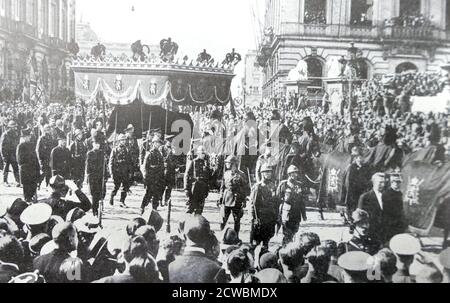 Schwarz-Weiß-Fotografie der Leichenbestattung von Astrid von Schweden, Königin der Belgier (1905-1935; Königin Consort von 1926). Das Begräbnis vor dem Königspalast in Brüssel. Stockfoto