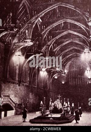 Schwarz-Weiß-Fotografie der Beerdigung von König George V des Vereinigten Königreichs (1865-1936); der Sarg des Königs liegt im Zustand in Westminster Hall im Palast von Westminster. Stockfoto