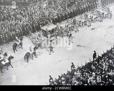 Schwarz-Weiß-Fotografie am Tag der Krönung von König Georg VI. Des Vereinigten Königreichs (1895-1952; König von 1936), am 12. Mai 1937. Die Royal Cortege kommt in Westminster Abbey an. Stockfoto