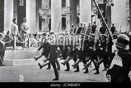 Schwarz-Weiß-Fotografie des deutschen Bundeskanzlers Adolf Hitler (1889-1945) und des italienischen Führers Benito Mussolini (1883-1945), der eine Militärparade in Berlin beobachtet. Stockfoto