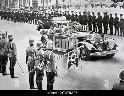 Schwarz-Weiß-Fotografie des italienischen Führers Benito Mussolini (1883-1945), der in Hitlers Luxus-Mercedes in Berlin ankommt, September 1937. Stockfoto