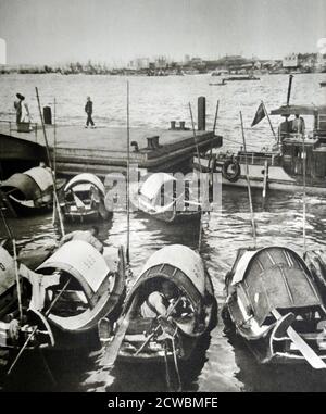 Schwarz-Weiß-Fotografie des Zweiten Chinesisch-Japanischen Krieges (1937-1945); chinesische Dschunken im Hafen von Shanghai. Stockfoto