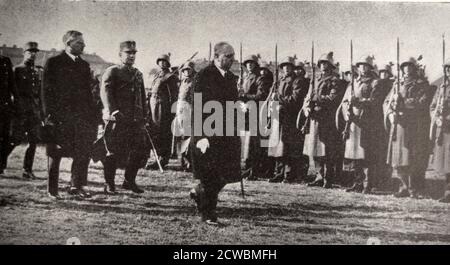 Schwarz-Weiß-Foto von Bundeskanzler Kurt Schuschnigg (1897-1977) und Präsident Wilhelm Miklas (1872-1956) überprüfen Truppen in Wien. Stockfoto