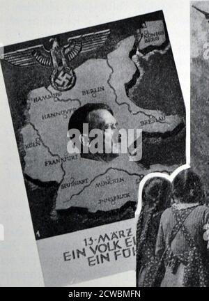 Schwarz-Weiß-Fotografie zum Volksentscheid in Österreich zum Thema Annexion mit Deutschland. Das Referendum fand am 10. April 1938 statt; eine Postkarte mit Hitlers Gesicht und dem Slogan "ein Volk, ein Reich und ein Führer". Stockfoto